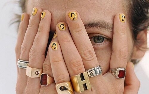 Its time we start normalizing guys painting their nails